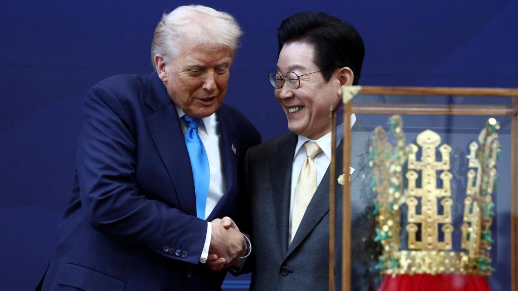 El presidente estadounidense Donald Trump junto al presidente surcoreano Lee Jae Myung en el marco de la cumbre de líderes de la Cooperación Económica Asia-Pacífico (APEC) en Gyeongju, Corea del Sur, el 29 de octubre de 2025.