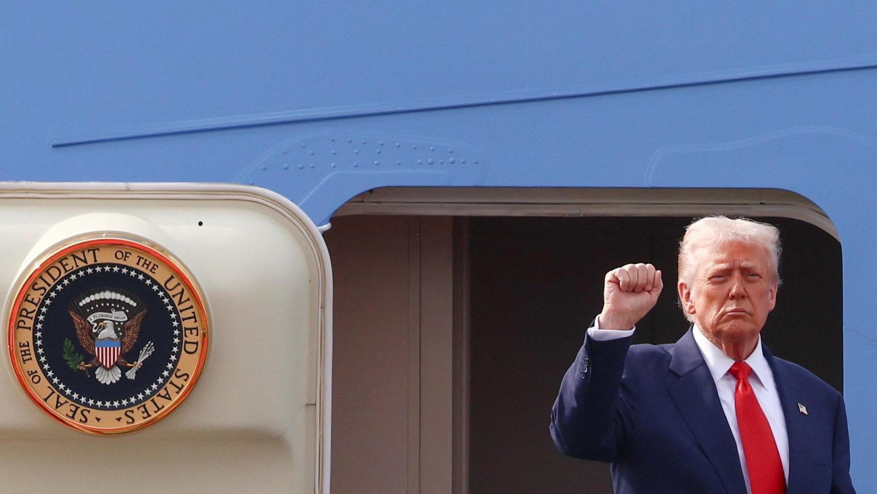 El presidente de EEUU, Donald Trump, saluda desde el Air Force One en Corea del Sur antes de poner rumbo a Washington.