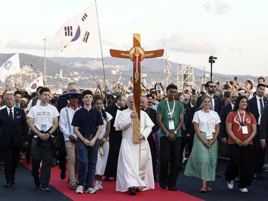 El Papa León XIV, rodeado de jóvenes, porta una cruz en el barrio oriental de Tor Vergata en Roma.