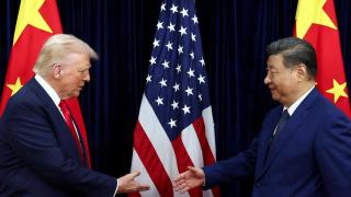 Donald Trump y Xi Jinping intercambian un apretón de manos en Corea del Sur.