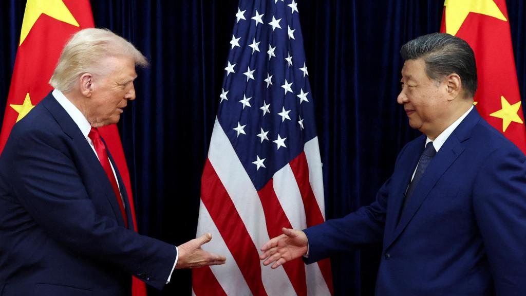 Donald Trump y Xi Jinping intercambian un apretón de manos en Corea del Sur.