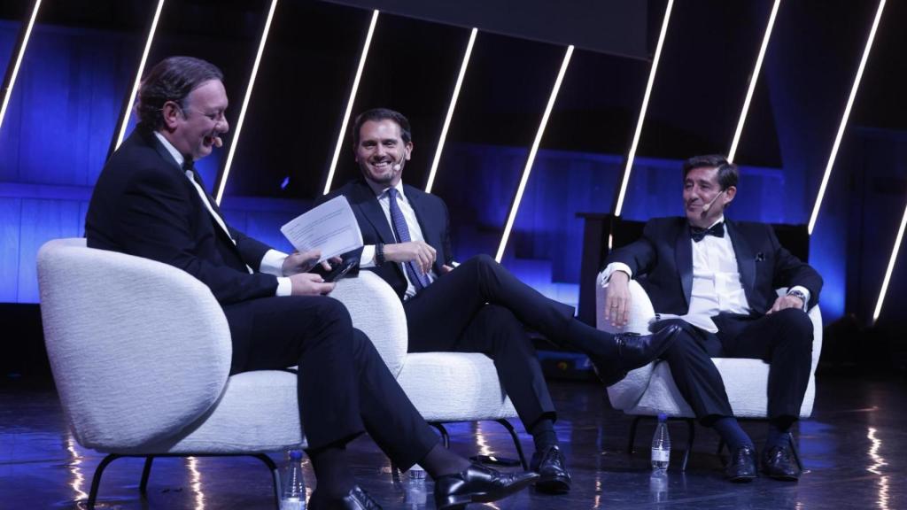 Albert Rivera (en el centro) entrevistado por el presidente del clúster, Eduardo Corella (izda), y el director general, Ángel Gil (dcha).