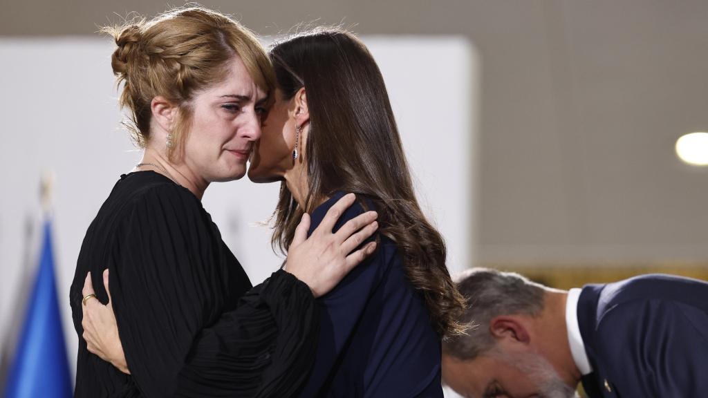 Virginia Ortiz Riquelme, familiar de víctimas de las inundaciones en la localidad de Letur (Albacete), junto a la reina Letizia. Efe / Ballesteros