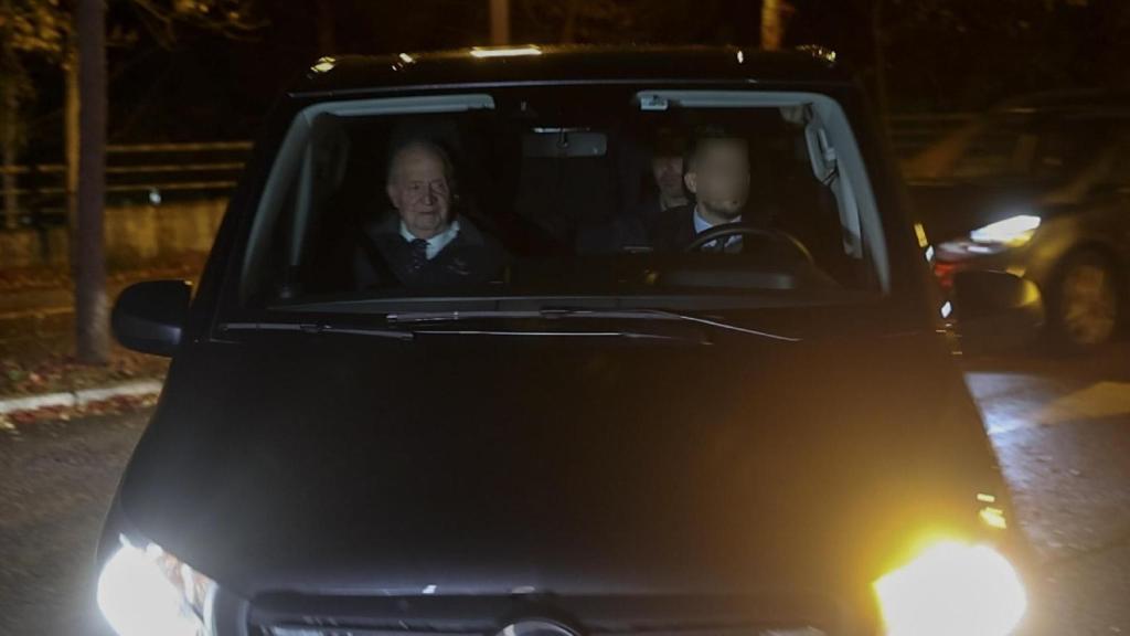 El rey Juan Carlos I ha aterrizado en el aeropuerto de Vitoria este viernes, 29 de octubre.