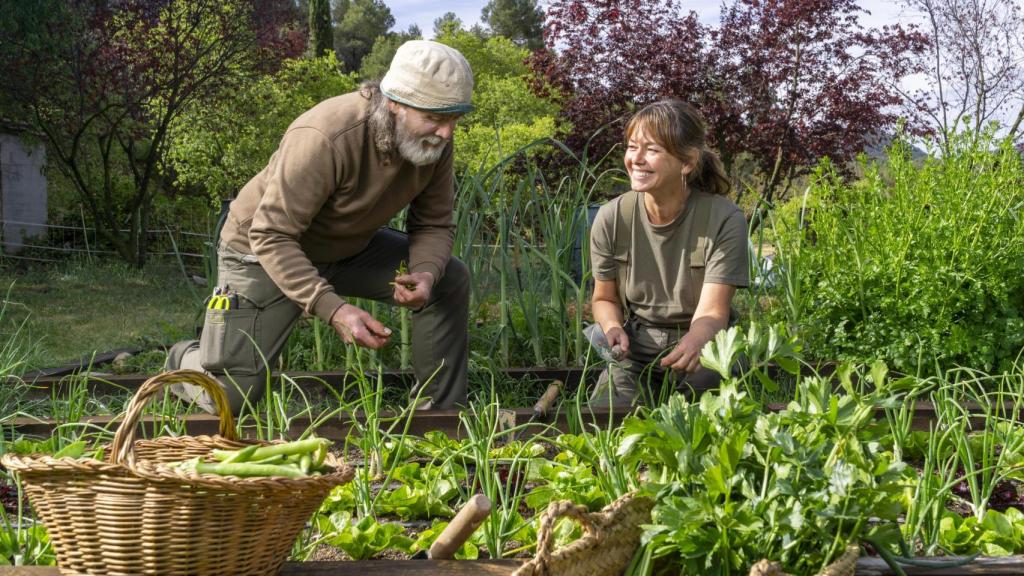 Esteve y Monica, en el huerto de La Torre del Visco.