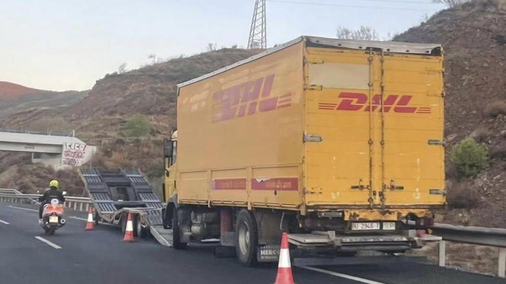 Imagen del camión averiado en la A-7 de Málaga.