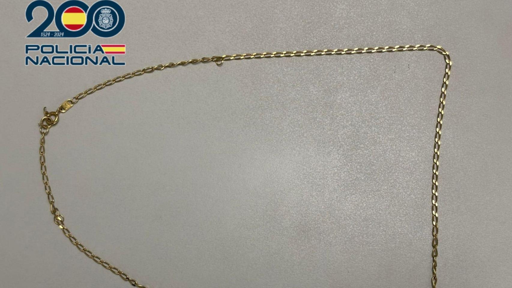 Cadena de oro sustraída.