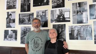 Lito Zas junto a Carmen, justo debajo de la foto de una clienta que lleva acudiendo desde la apertura.