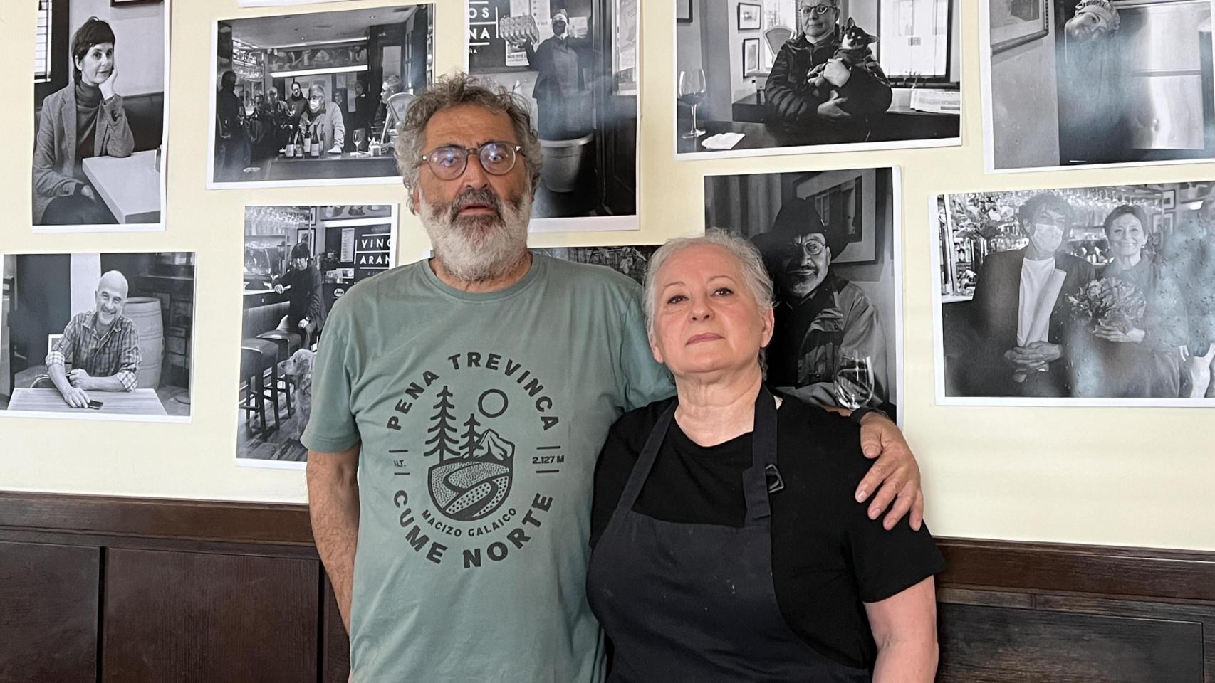 Lito Zas junto a Carmen, justo debajo de la foto de una clienta que lleva acudiendo desde la apertura.