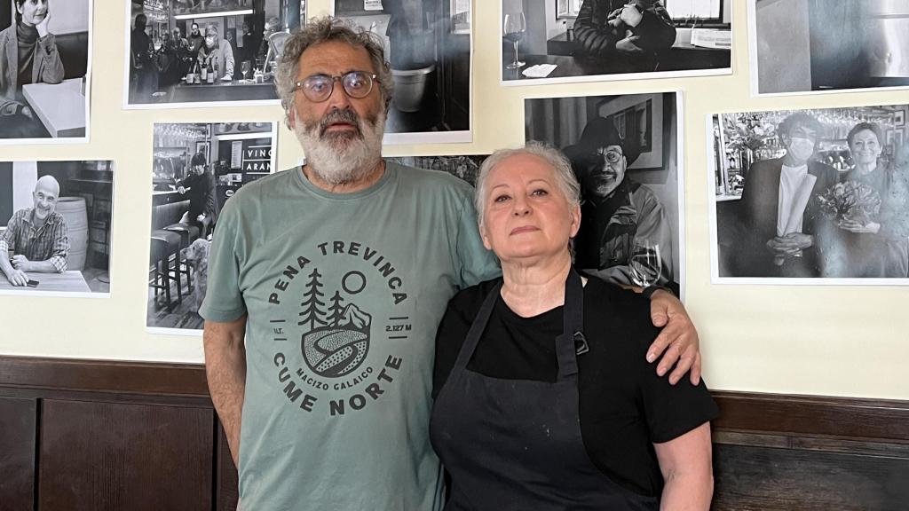 Lito Zas junto a Carmen, justo debajo de la foto de una clienta que lleva acudiendo desde la apertura.