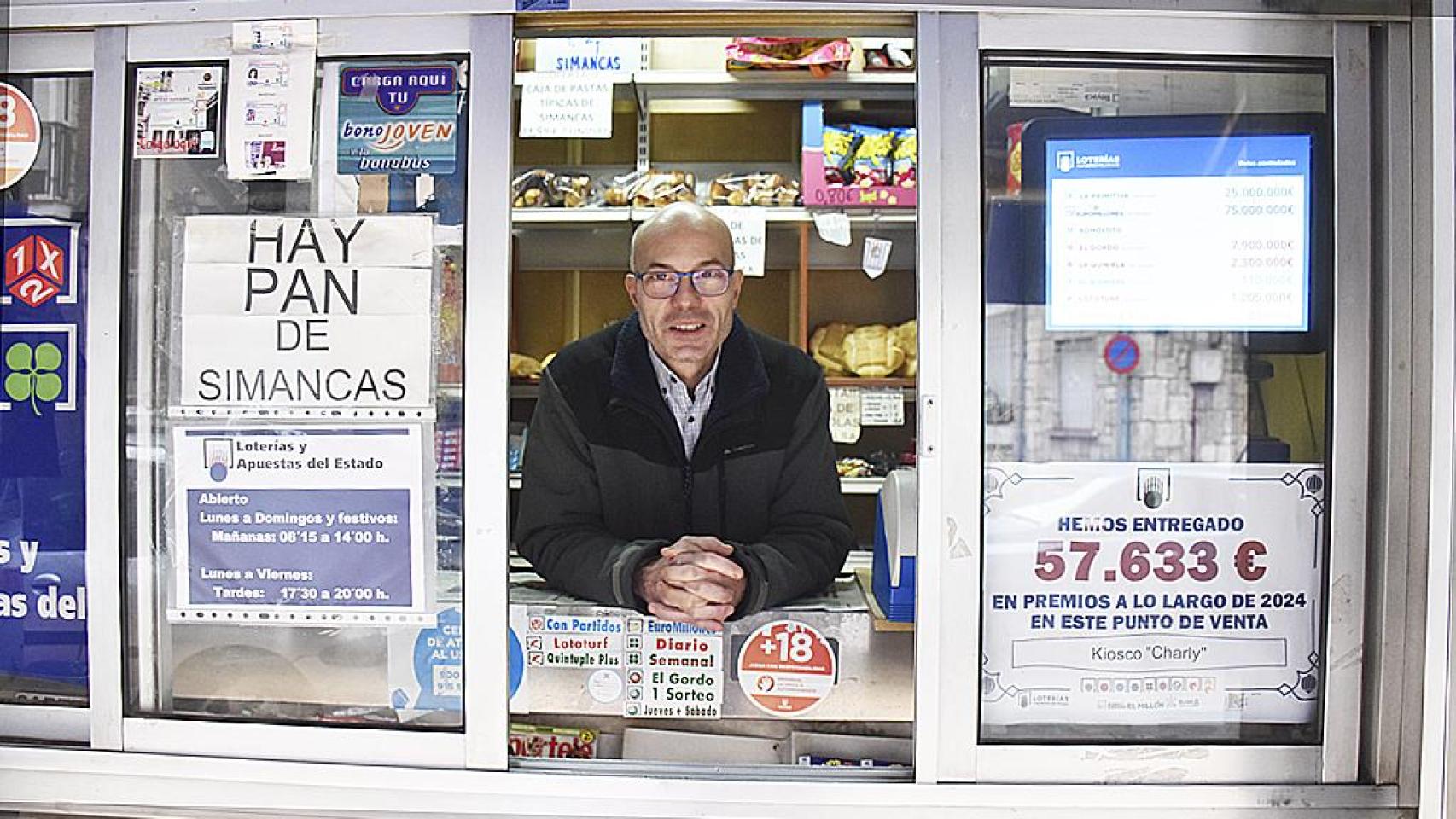 Juan Carlos en su quiosco Charly de Valladolid