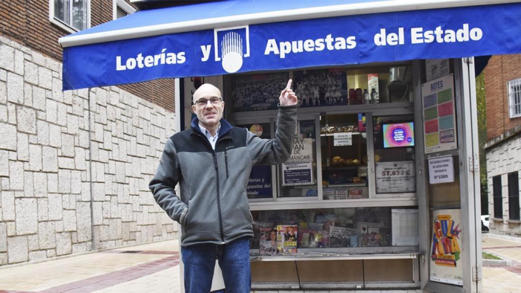 Fotografía de Juan Carlos en su quiosco de Valladolid