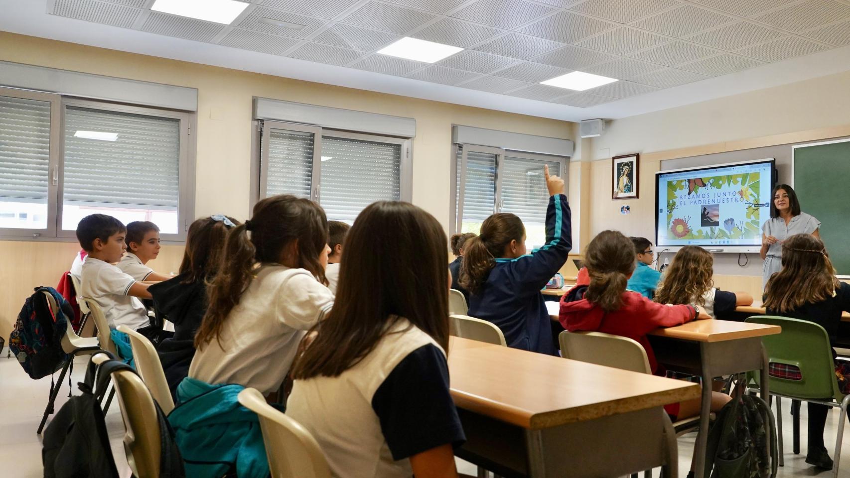Una profesora dando clase en un aula de Valladolid