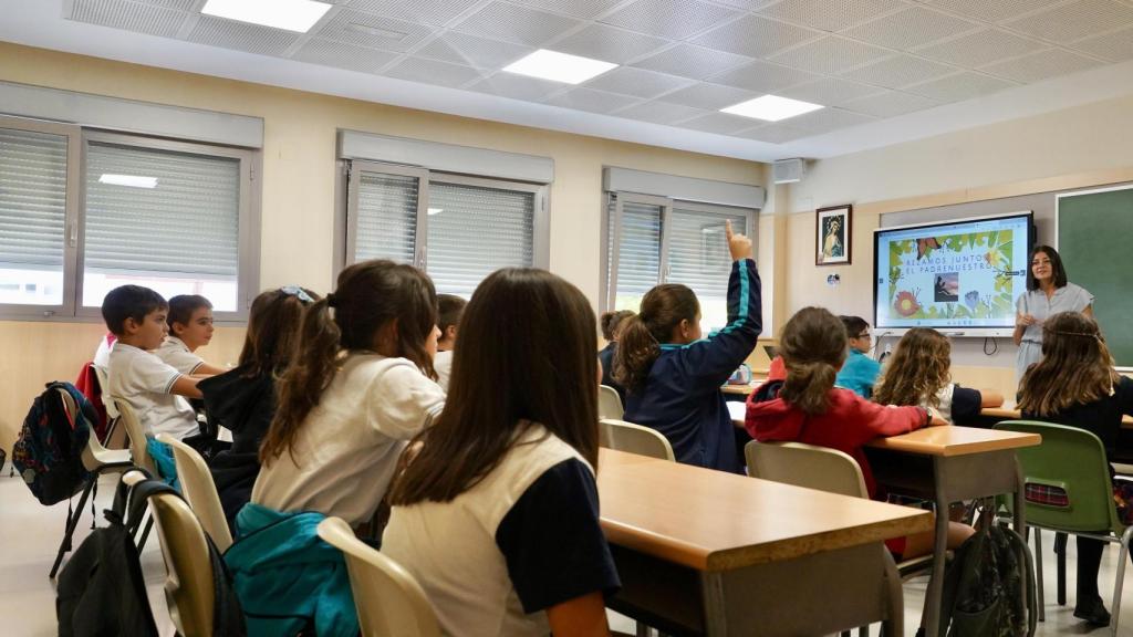 Una profesora dando clase en un aula de Valladolid