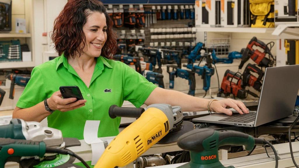 Una trabajadora de Leroy Merlin.