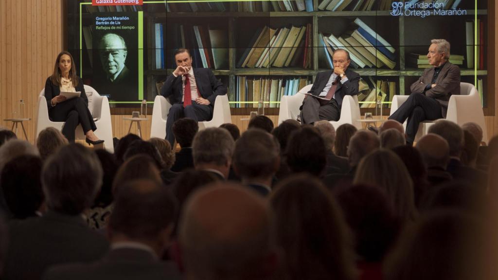 El director y presidente ejecutivo de EL ESPAÑOL, Pedro J. Ramírez; el jurista y vocal del Consejo de EL ESPAÑOL, Gregorio Marañón Bertrán de Lis, y el periodista Iñaki Gabilondo, durante la presentación del libro 'Reflejos de mi tiempo'.