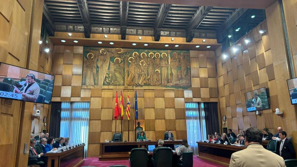 Debate sobre la ampliación de aperturas del comercio en días festivos esta mañana en el Ayuntamiento de Zaragoza.