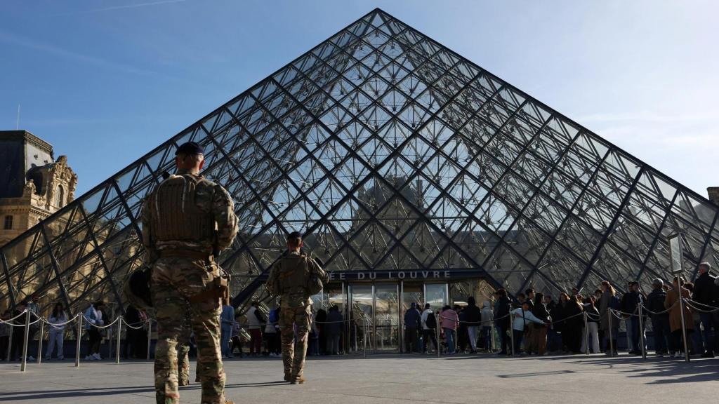 Militares franceses este jueves en la pirámide del Louvre.