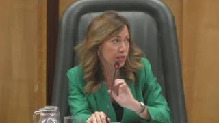 La alcaldesa de Zaragoza, Natalia Chueca, en el pleno de este jueves.
