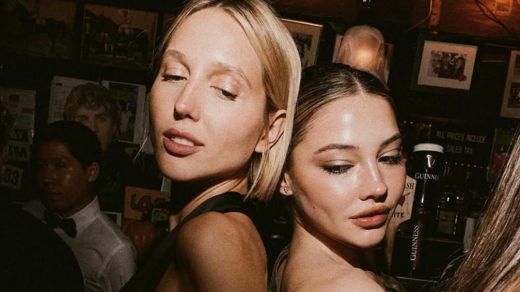 Olympia de Grecia y Madelin Cline, en una imagen de las redes sociales.