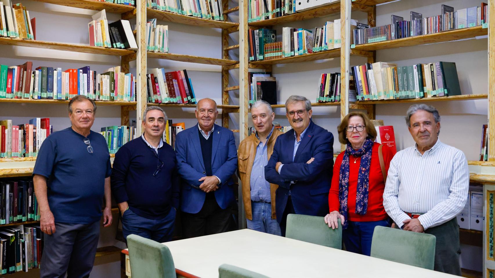 De izquierda a derecha: Tomás, Quique, Vicente, Vicente, Martín, Araceli y Guillermo, trabajadores de Caja Toledo, en la biblioteca regional.