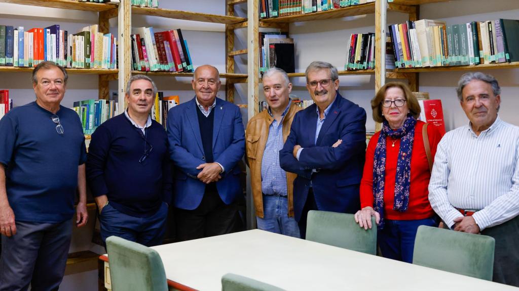 De izquierda a derecha: Tomás, Quique, Vicente, Vicente, Martín, Araceli y Guillermo, trabajadores de Caja Toledo, en la biblioteca regional.