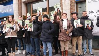 Concentración de los amigos y familiares de Esther López a las puertas del juzgado.