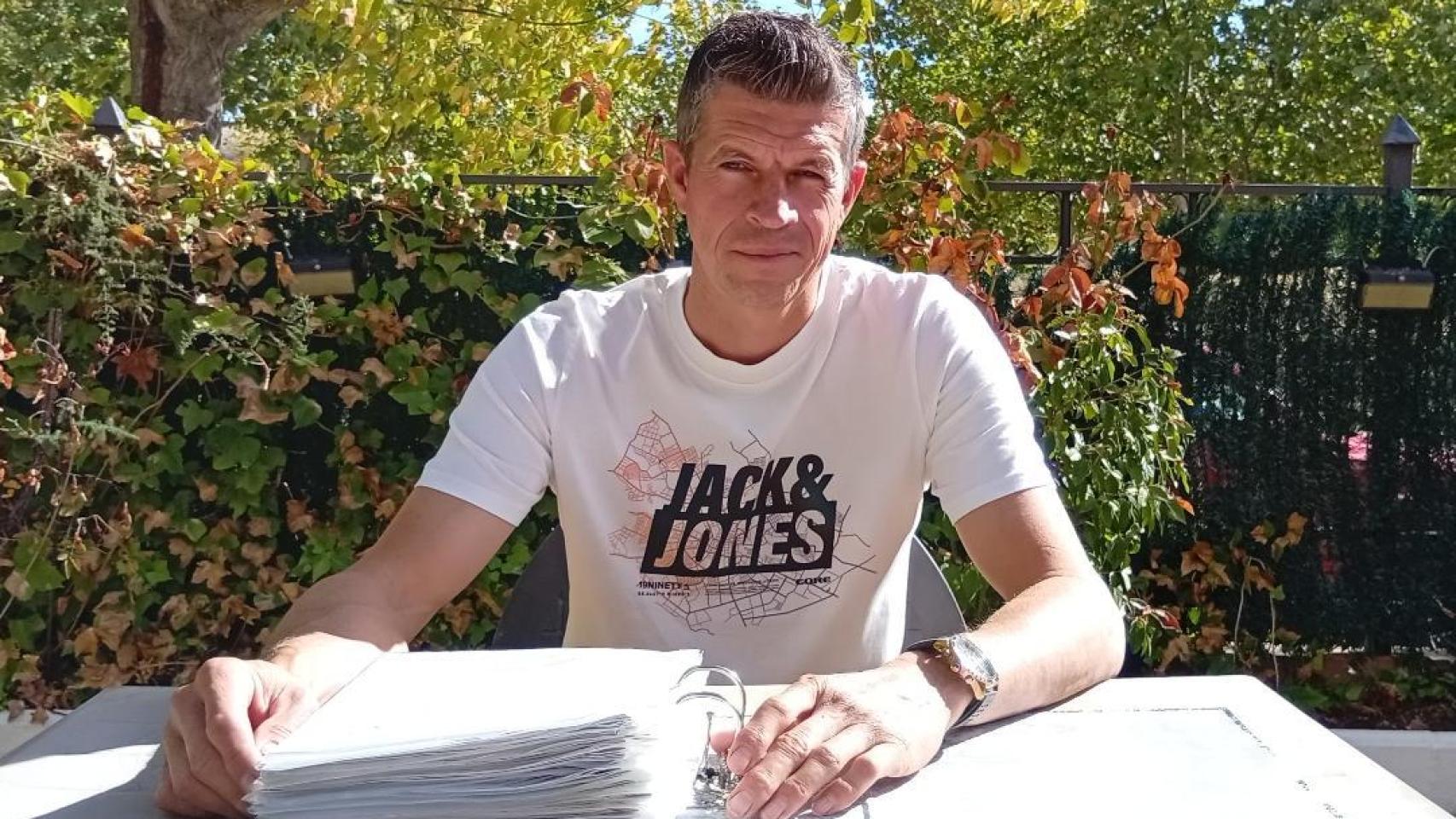 José Manuel y el archivador en el que guarda el cruce de denuncias con Pilar.