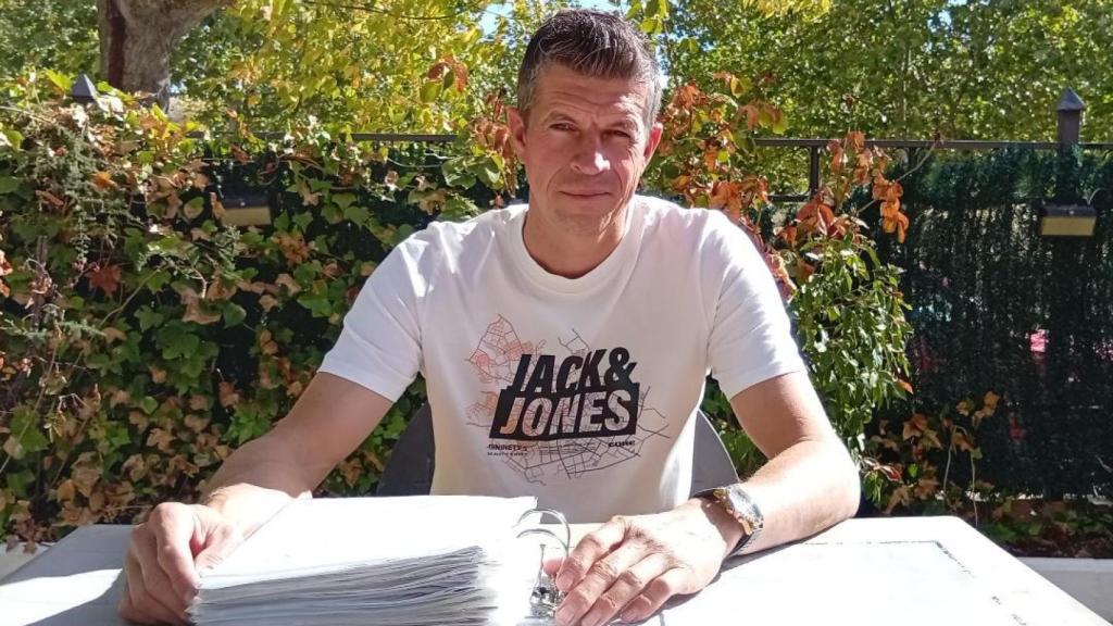 José Manuel y el archivador en el que guarda el cruce de denuncias con Pilar.