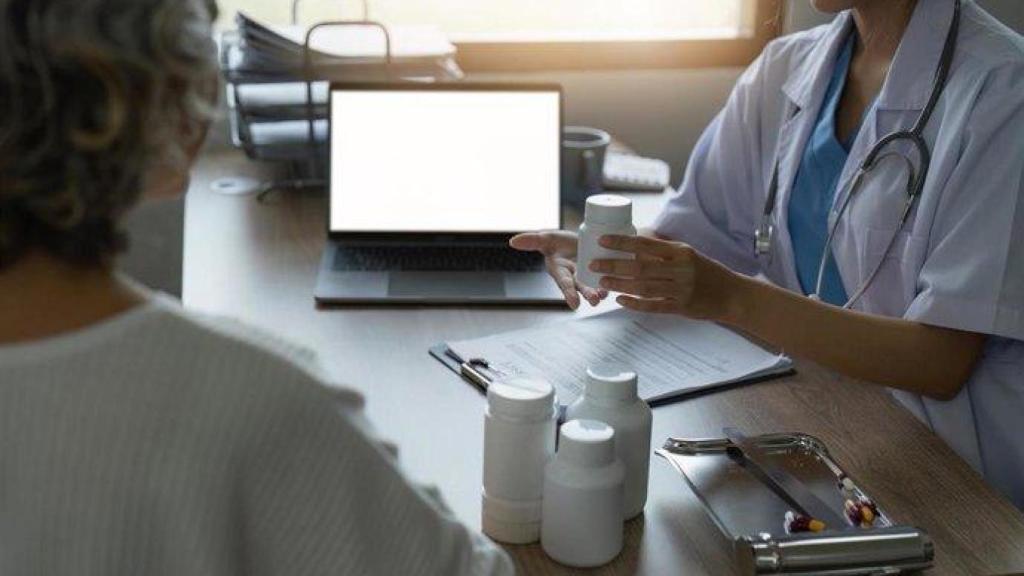 Médico atendiendo un paciente.