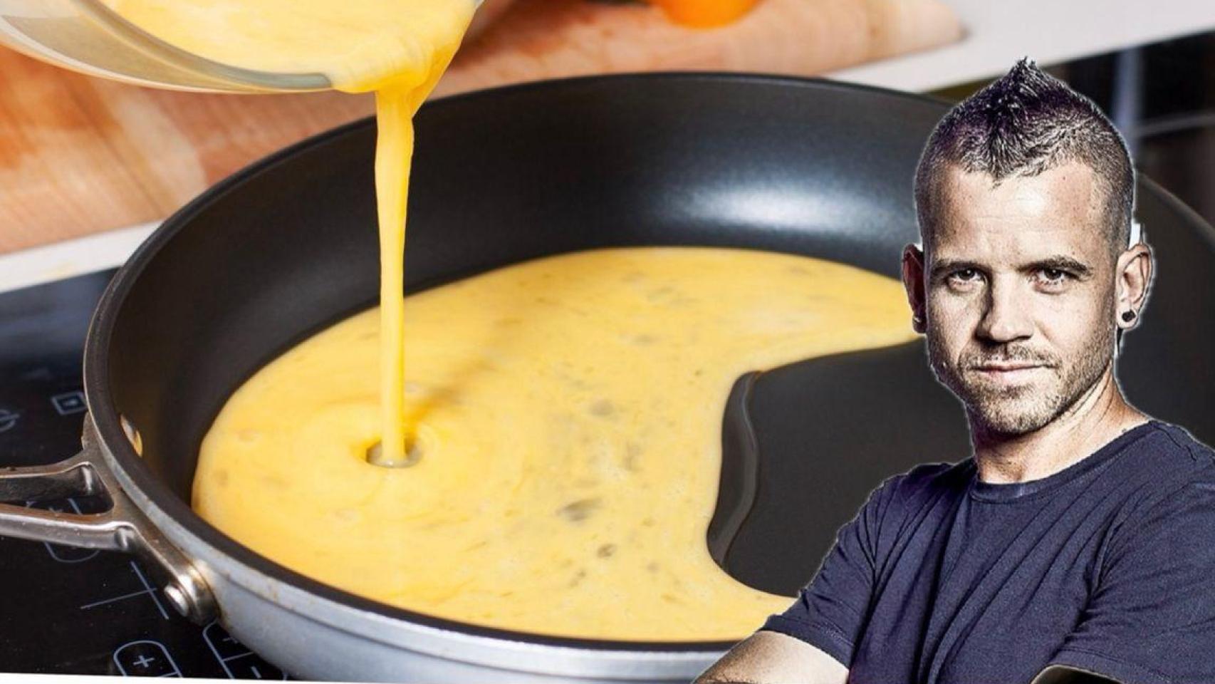 El chef Dabiz Muñoz junto a una tortilla francesa en una sartén.