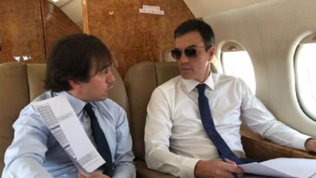 Pedro Sánchez y el diplomático José Manuel Albares, en el avión presidencial.