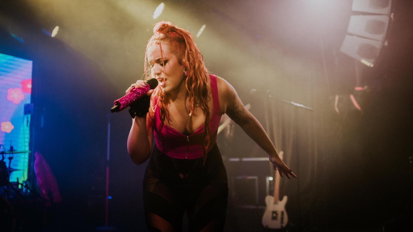 Rebecca Rubio, la líder valenciana de la banda 'Adelyne'. EE