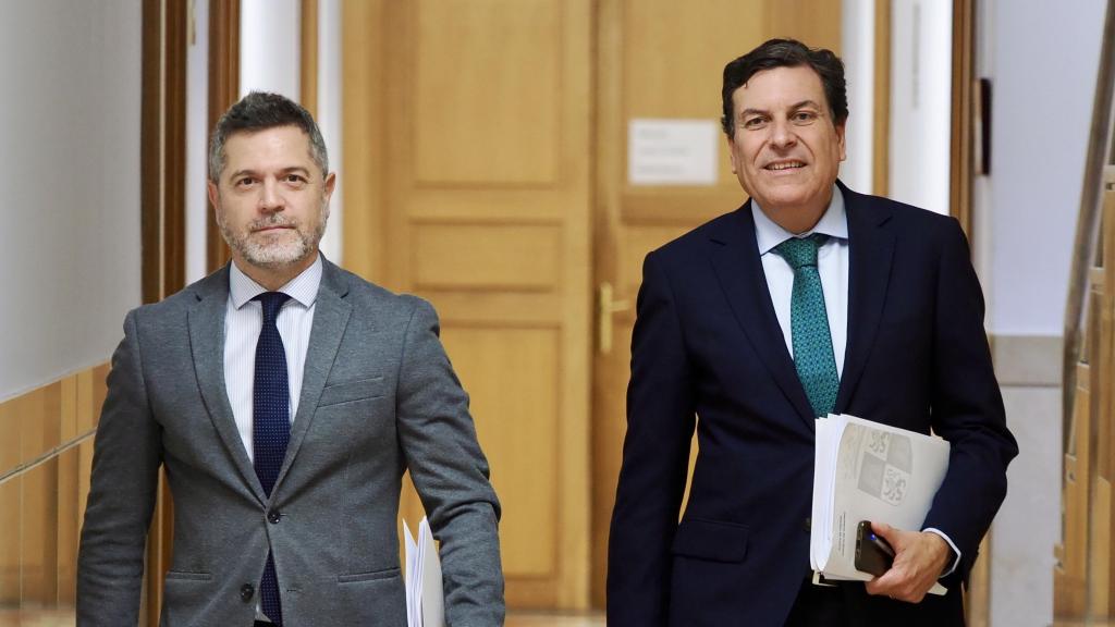 El director de Comunicación de la Junta, Julio López Revuelta y el portavoz del Gobierno autonómico y consejero de Economía y Hacienda, Carlos Fernández Carriedo, tras la reunión del Consejo de Gobierno de este jueves