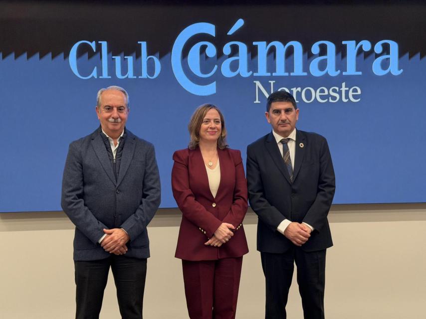 El presidente de la Cámara, Antonio Couceiro, la secretaria de Estado de Comercio, Amparo López Senovilla, y el delegado del Gobierno en Galicia, Pedro Blanco.