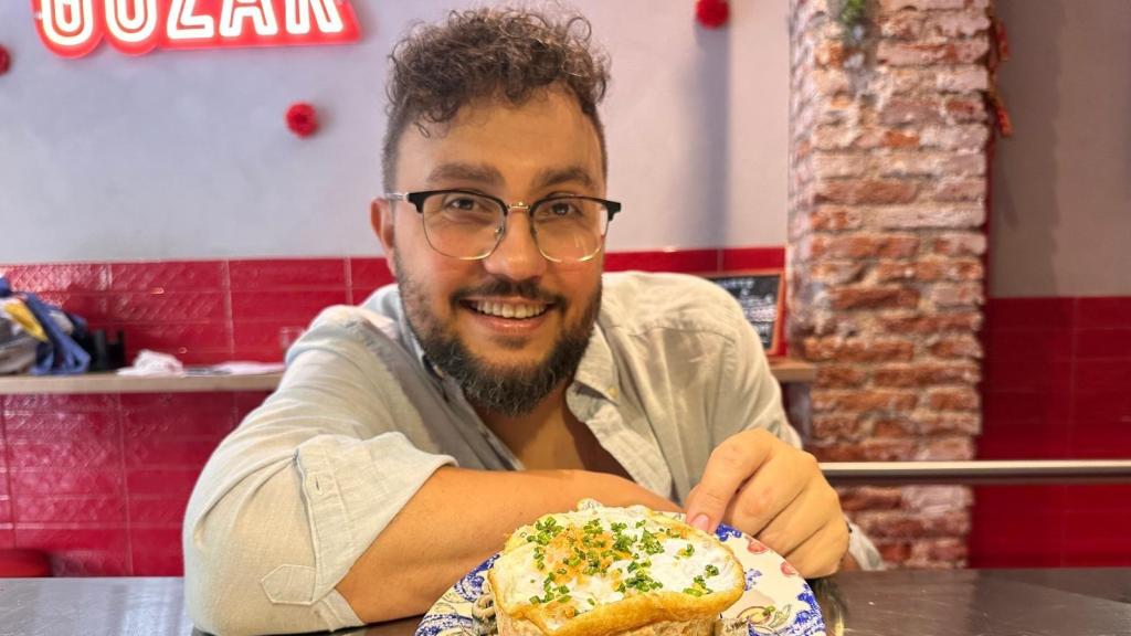 Pablo Morales posa con su ensaladilla, uno de los platos más demandados de Gozar Neotaberna Castiza.