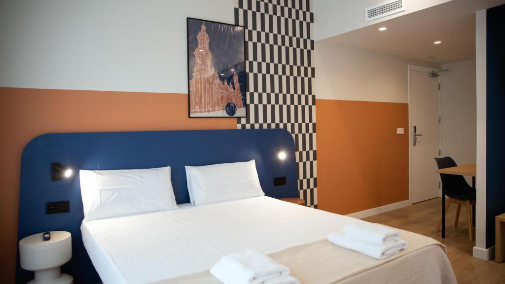 Una de las habitaciones de Groma Rooms.