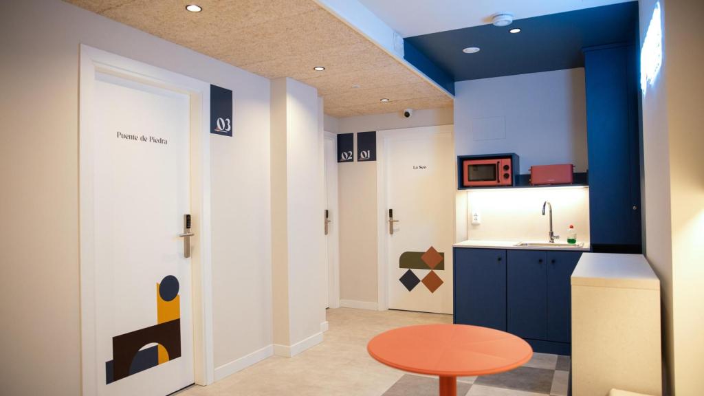 Zona común en Groma Rooms.