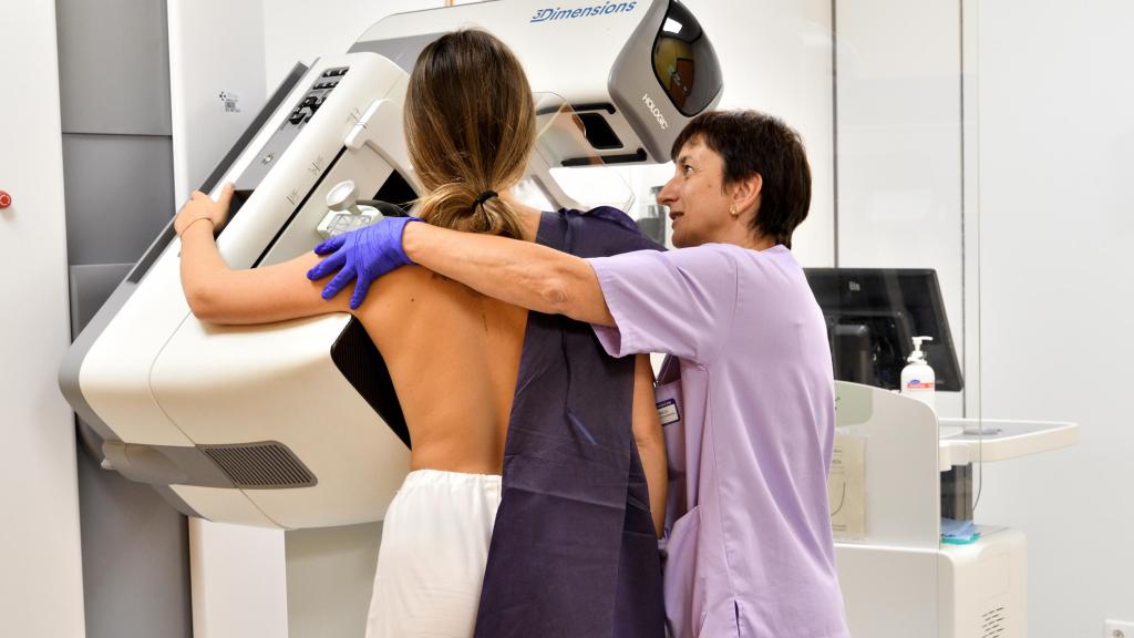 Una mujer se realiza una mamografía. IREKIA