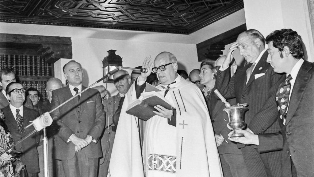 Inauguración del las oficinas centrales en el Palacio de Benacazón por el canónigo y consejero de la Caja, Luis Casañas, en presencia del Ministro de Trabajo Licinio de la Fuente.