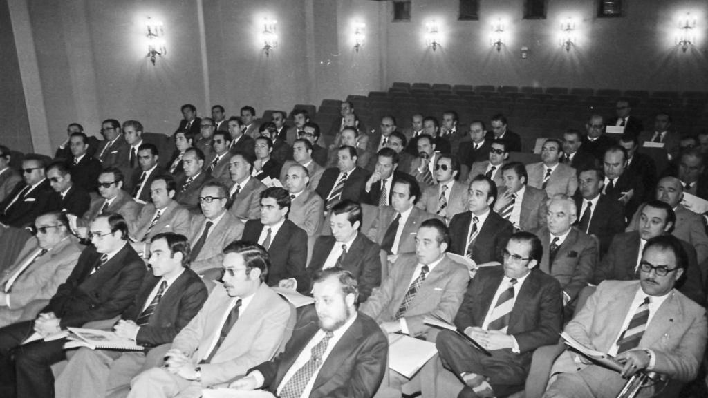Reunión de directores de oficina. En 1979 la Caja contaba con una red de 126 sucursales y 630 empleados en la provincia de Toledo.