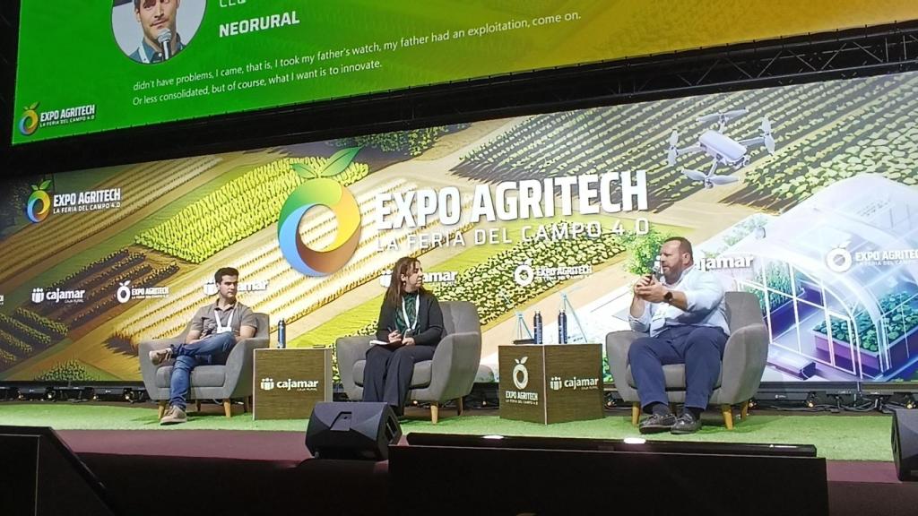 Mesa sobre cómo ayudar a los jóvenes que deciden incorporarse a la actividad agrícola.