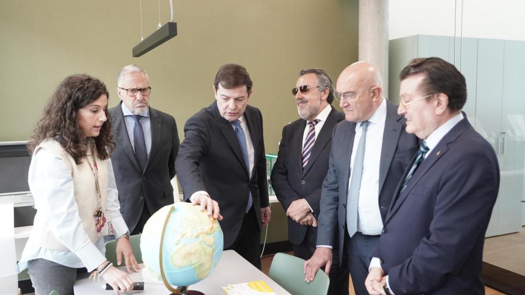 El presidente de la Junta, Alfonso Fernández Mañueco; el alcalde de Valladolid, Jesús Julio Carnero, y el presidente del Grupo Social ONCE, Miguel Carballeda, inauguran en Valladolid la nueva sede del Grupo Social ONCE en Castilla y León