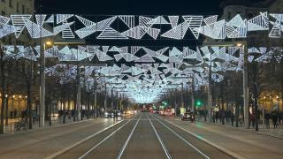 Estrellas rotas, la decoración del paseo de la Independencia desde el 2020.