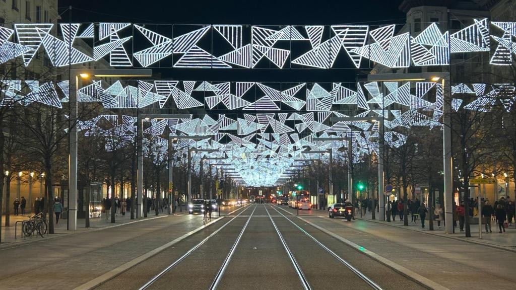 Estrellas rotas, la decoración del paseo de la Independencia desde el 2020.