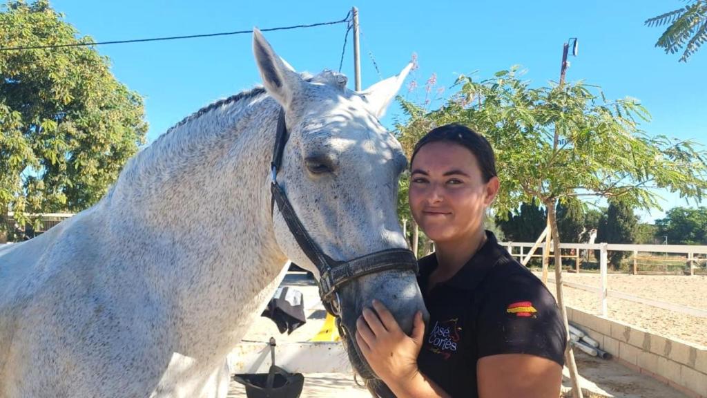 María, junto a su caballo Cid.