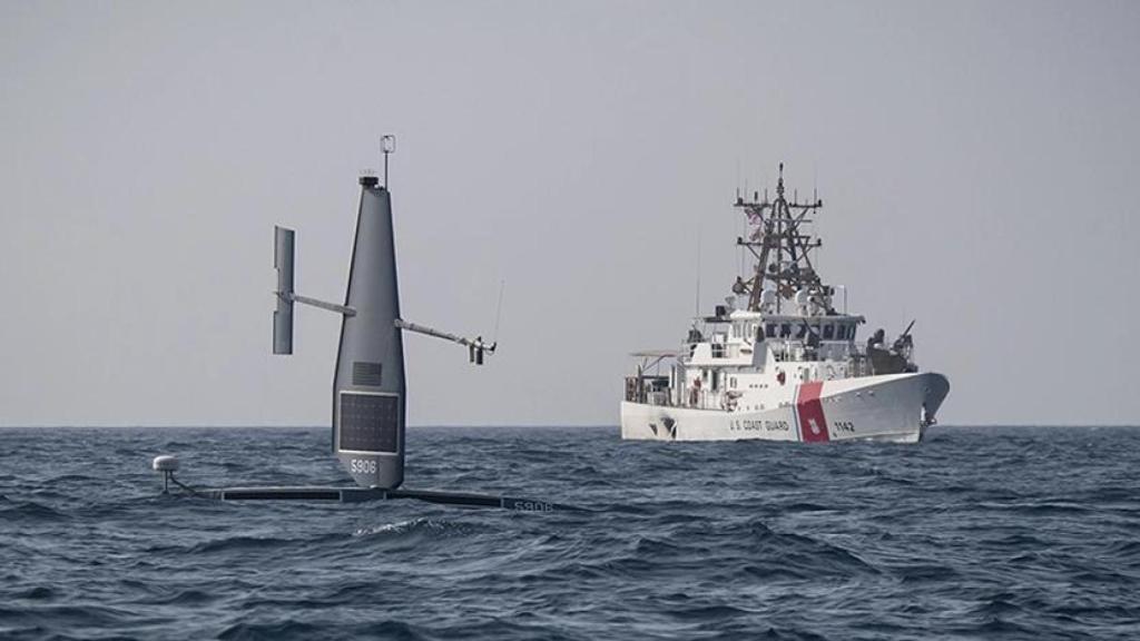 Un USV de Saildrone junto a un patrullero de la Guardia Costera de EEUU