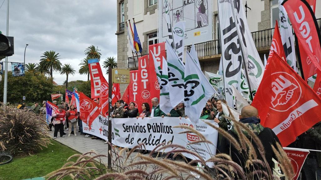 Concentración de funcionarios ante la Delegación del Gobierno este jueves.