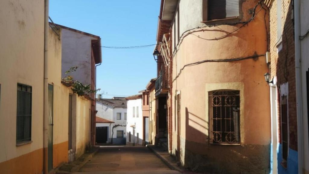 Una de las calles de Torre del Burgo (Guadalajara).