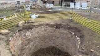 Imagen de la estructura dle gran pozo de nieve hallado en el cerro de San Vicente